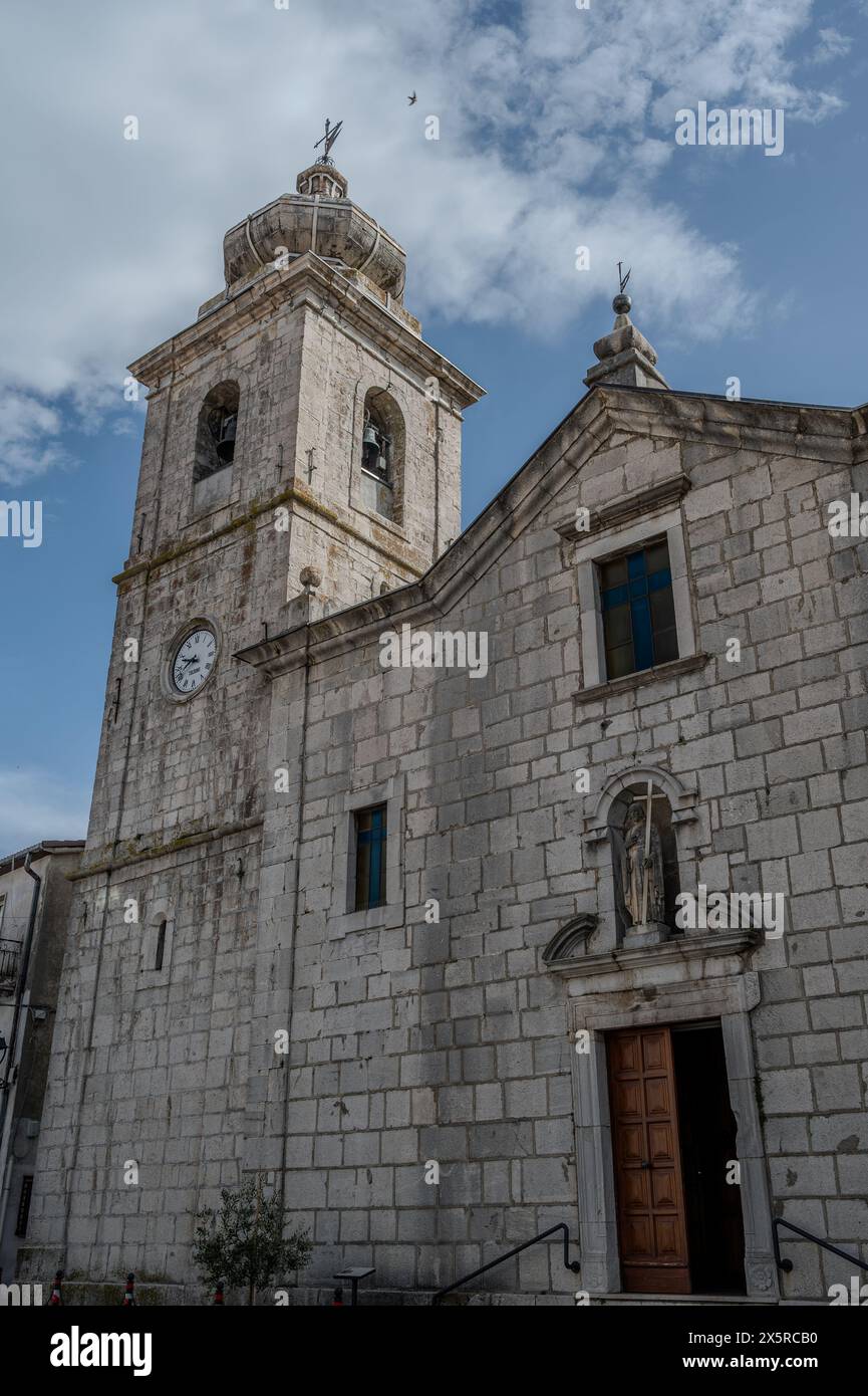 Chiesa madre di San Bartolomeo Apostolo. Precedentemente dedicato a S. Maria Assunta in cielo. La sua forma è una croce latina, con tre navate separate da t Foto Stock