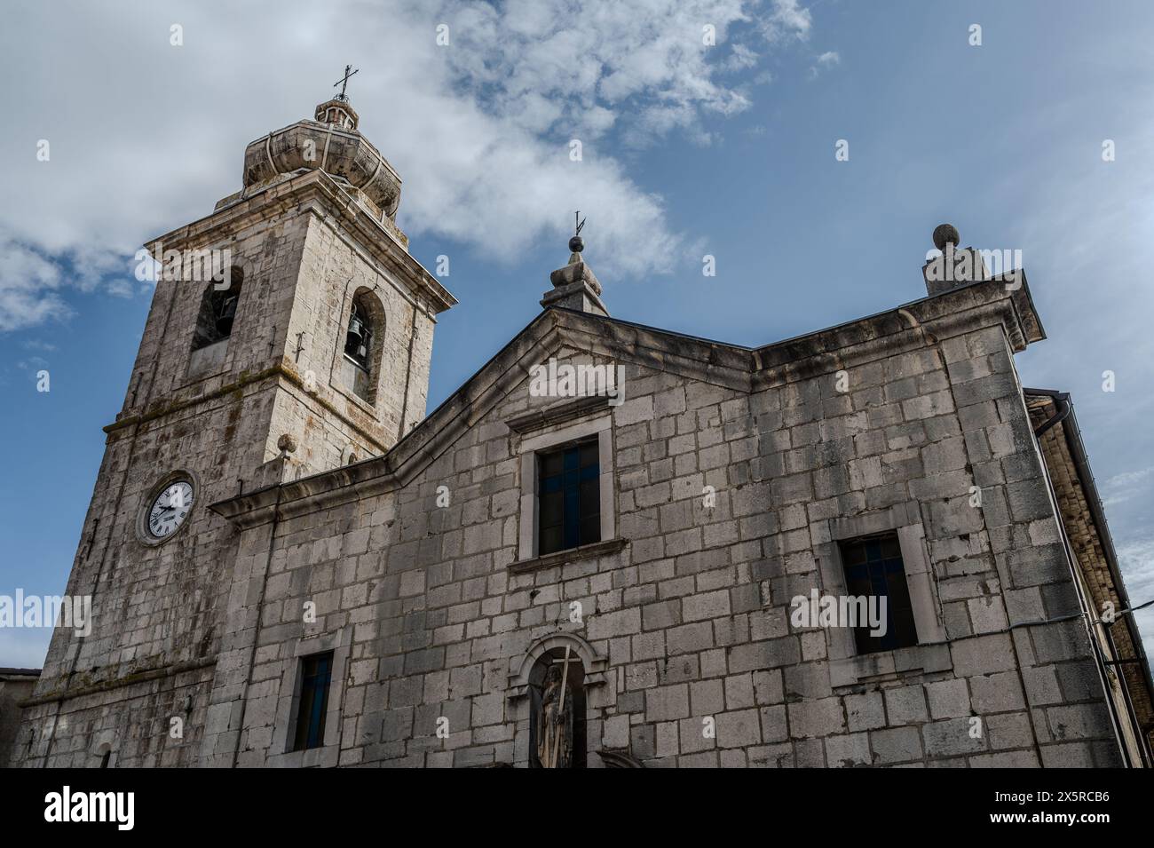 Chiesa madre di San Bartolomeo Apostolo. Precedentemente dedicato a S. Maria Assunta in cielo. La sua forma è una croce latina, con tre navate separate da t Foto Stock