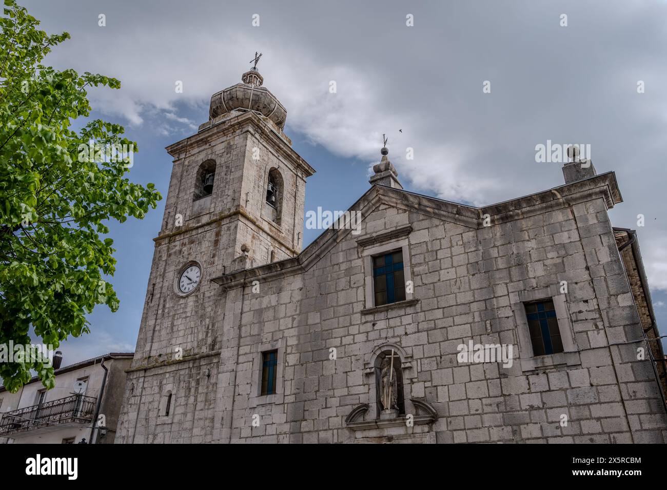 Chiesa madre di San Bartolomeo Apostolo. Precedentemente dedicato a S. Maria Assunta in cielo. La sua forma è una croce latina, con tre navate separate da t Foto Stock Chiesa madre di San Bartolomeo Apostolo. Precedentemente dedicato a S. Maria Assunta in cielo. La sua forma è una croce latina, con tre navate separate da t Foto Stock