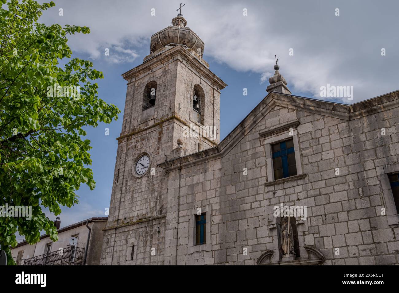 Chiesa madre di San Bartolomeo Apostolo. Precedentemente dedicato a S. Maria Assunta in cielo. La sua forma è una croce latina, con tre navate separate da t Foto Stock