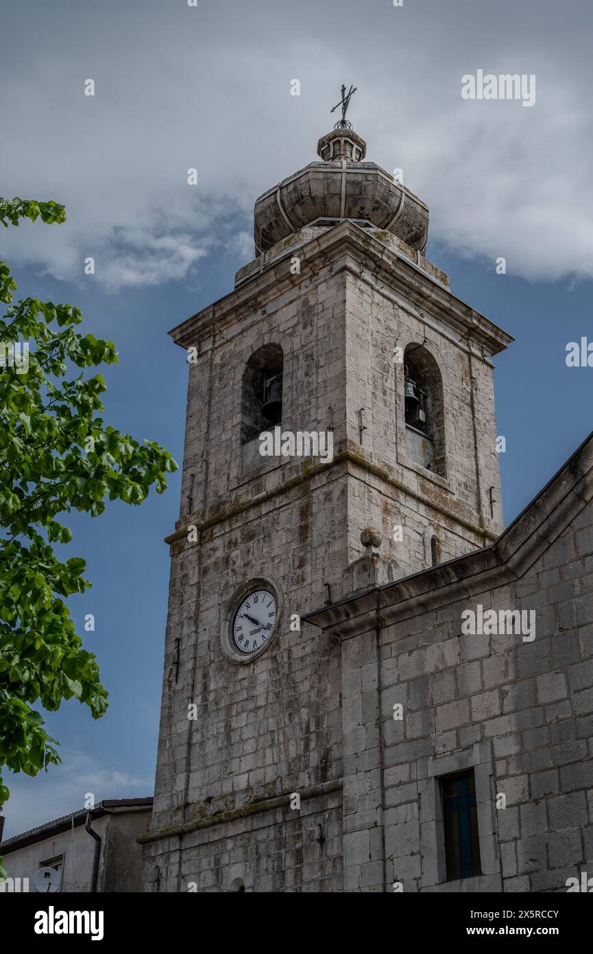 Chiesa madre di San Bartolomeo Apostolo. Precedentemente dedicato a S. Maria Assunta in cielo. La sua forma è una croce latina, con tre navate separate da t Foto Stock Chiesa madre di San Bartolomeo Apostolo. Precedentemente dedicato a S. Maria Assunta in cielo. La sua forma è una croce latina, con tre navate separate da t Foto Stock