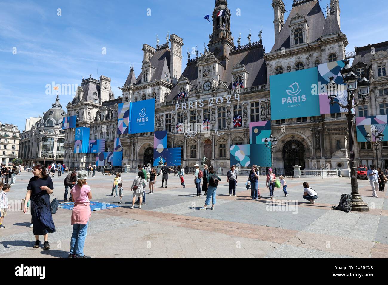 Francia. 10 maggio 2024. © PHOTOPQR/VOIX DU NORD/Thierry Thorel ; 10/05/2024 ; Paris, le 10 mai 2024 - la capitale de la France va accueillir les Jeux Olympiques et les Jeux paralympiques, ici la mairie aux couleurs des jeux - foto : Thierry Thorel/la Voix du Nord Paris, 10 maggio 2024 - la capitale francese ospiterà i Giochi Olimpici e Paralimpici. I preparativi sono in casa e le Olimpiadi sono ovunque Credit: MAXPPP/Alamy Live News Foto Stock