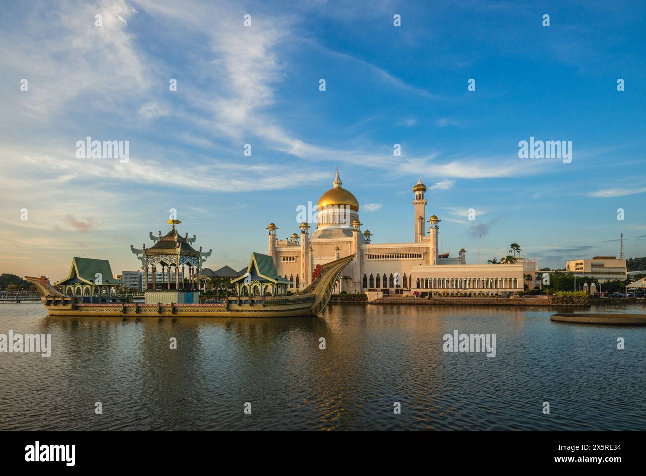 Omar Ali Saifuddien Mosque si trova a Bandar seri Begawan, Brunei Darussalam Foto Stock