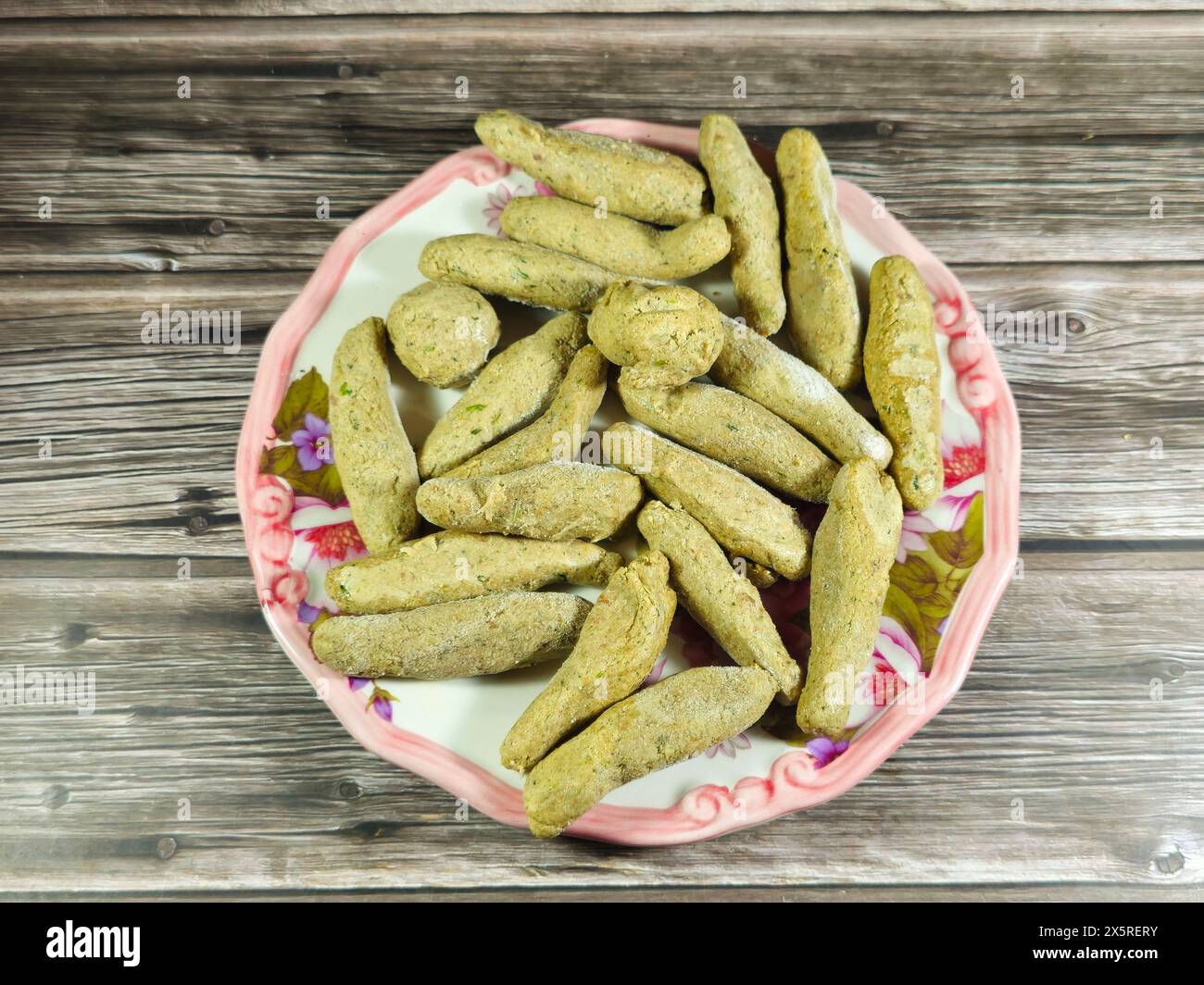 Riso kofta, un piatto delizioso e popolare in Egitto, fatto con una bella miscela di carne tritata, coriandolo, riso schiacciato, prezzemolo, aneto e fritto in profondità Foto Stock