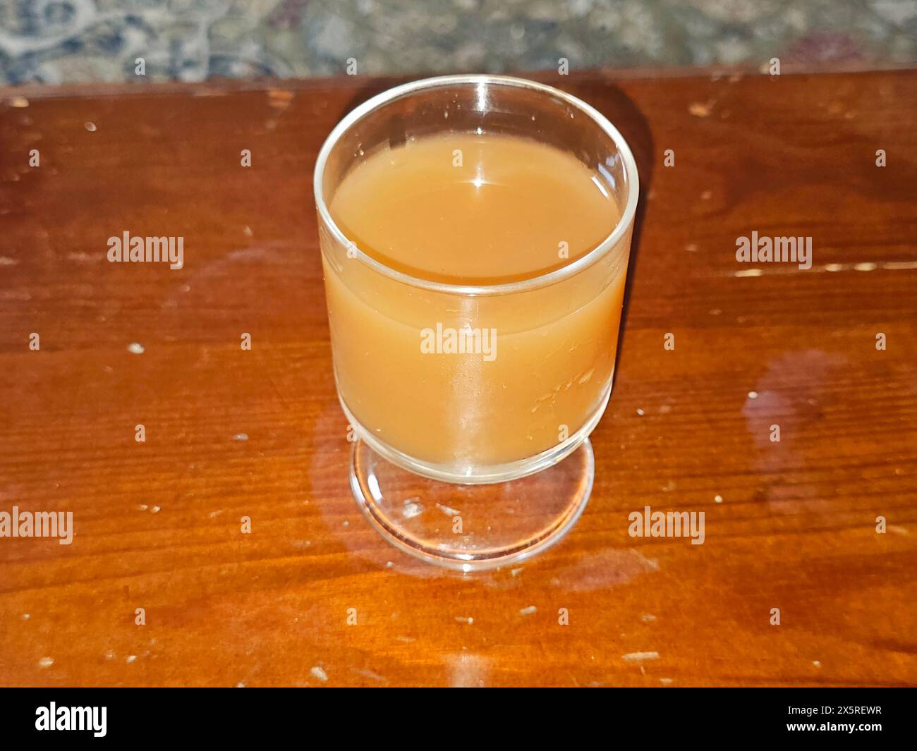 Succo di Hyphaene thebaica, palma doum, albero di pan di zenzero, un tipo di palma con frutta ovale commestibile, originario della penisola arabica e anche della nord Foto Stock