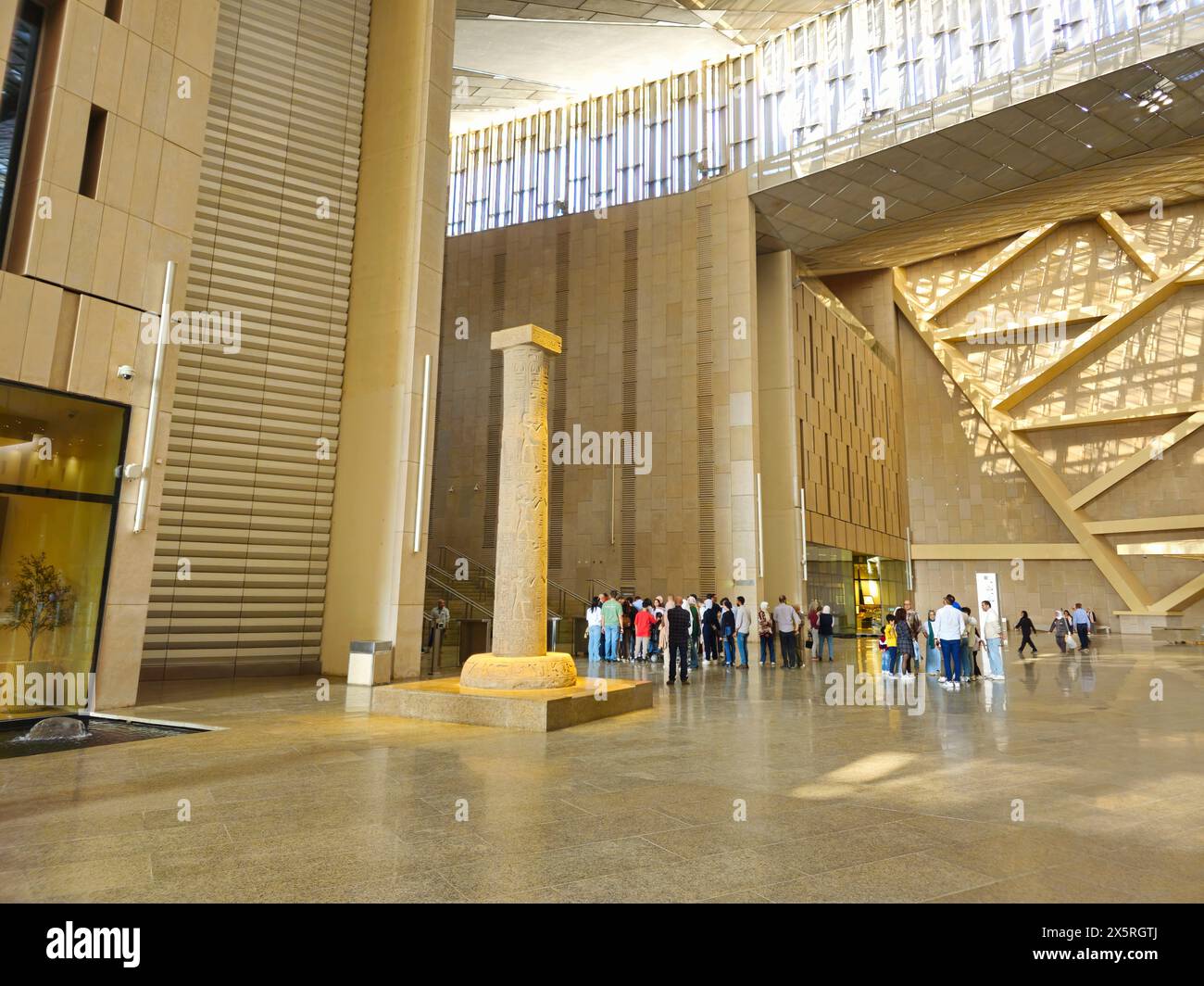 Giza, Egitto, 13 aprile 2024: Dettagli del grande Museo Egizio, il Museo di Giza, il dono dell'Egitto al mondo, il più grande museo archeologico del wor Foto Stock