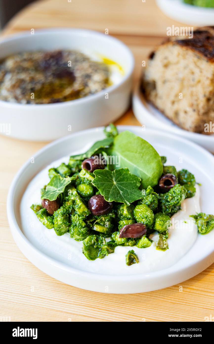 Formaggio di capra con asparagi marinati crudi e nasturtium al ristorante e birreria Poppels Citybryggeri, Goteborg, Svezia Foto Stock