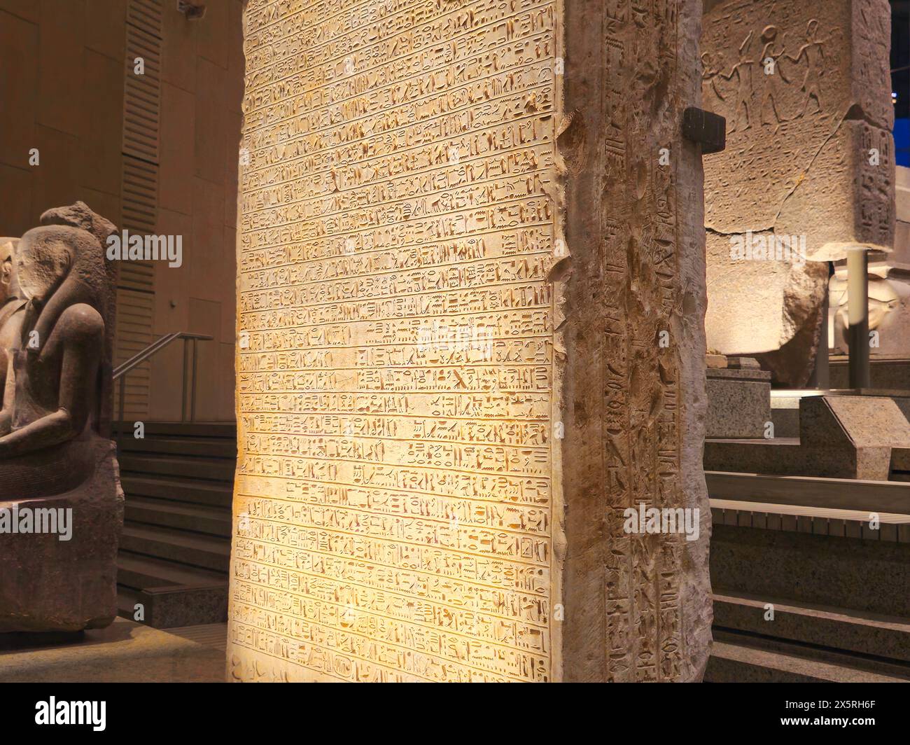 Giza, Egitto, 13 aprile 2024: Monumenti all'interno del Grand Egyptian Museum GEM, Museo di Giza, dono dell'Egitto al mondo, il più grande museo archeologico Foto Stock