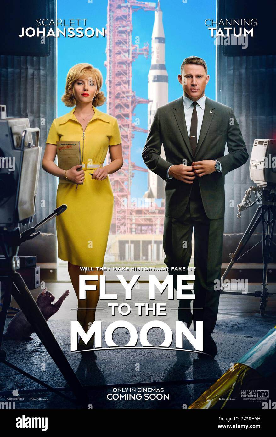 Fly me to the Moon (2024) diretto da Greg Berlanti e interpretato da Scarlett Johansson, Channing Tatum e Woody Harrelson. Kelly Jones, il mafioso del marketing, getta il caos sul compito già difficile del direttore di lancio Cole Davis. Quando la Casa Bianca ritiene che la missione sia troppo importante per fallire, Jones è diretto a mettere in scena un finto atterraggio lunare come riserva. Poster STATUNITENSE anticipato.***SOLO PER USO EDITORIALE*** credito: BFA / Columbia Pictures Foto Stock
