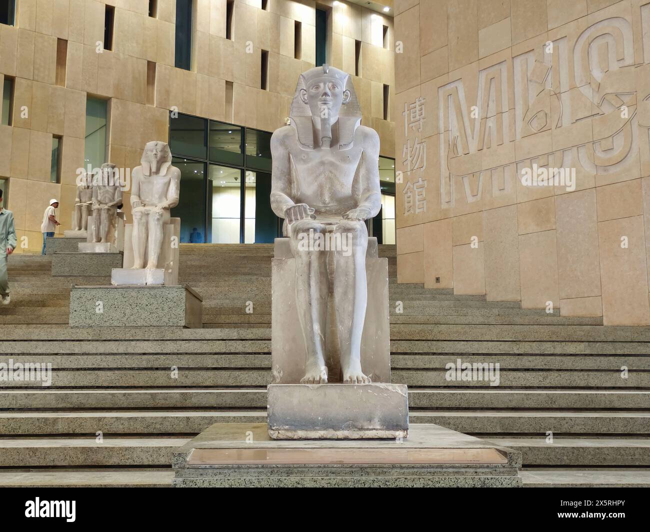 Giza, Egitto, 13 aprile 2024: Monumenti all'interno del Grand Egyptian Museum GEM, Museo di Giza, dono dell'Egitto al mondo, il più grande museo archeologico Foto Stock