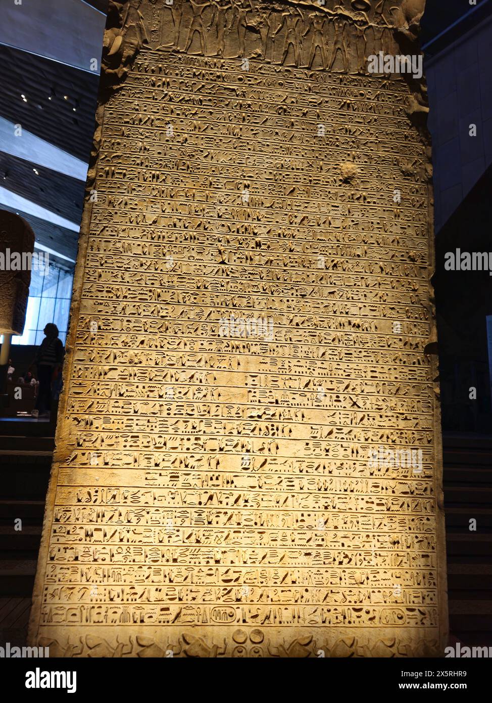 Giza, Egitto, 13 aprile 2024: Monumenti all'interno del Grand Egyptian Museum GEM, Museo di Giza, dono dell'Egitto al mondo, il più grande museo archeologico Foto Stock