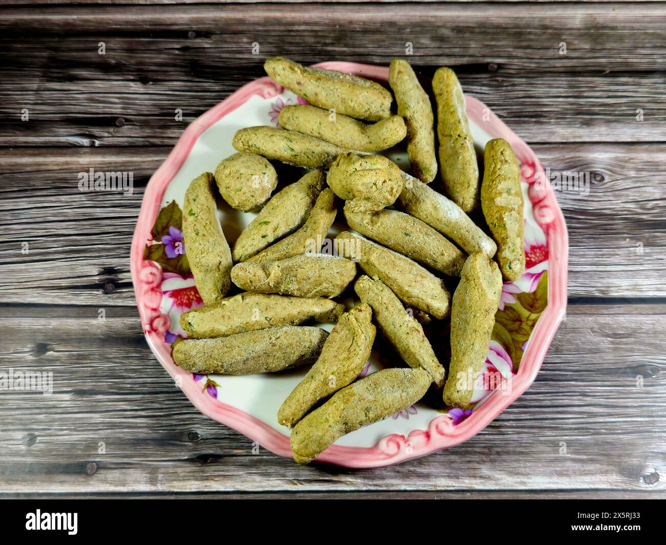 Riso kofta, un piatto delizioso e popolare in Egitto, fatto con una bella miscela di carne tritata, coriandolo, riso schiacciato, prezzemolo, aneto e fritto in profondità Foto Stock