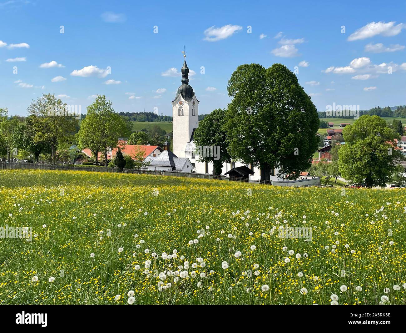 Vista da Kirchberg Reichersbeuern. Reichersbeuern è un comune della Baviera settentrionale situato nel distretto di Bad Tölz-Wolfratshausen, Baviera, Germania Foto Stock