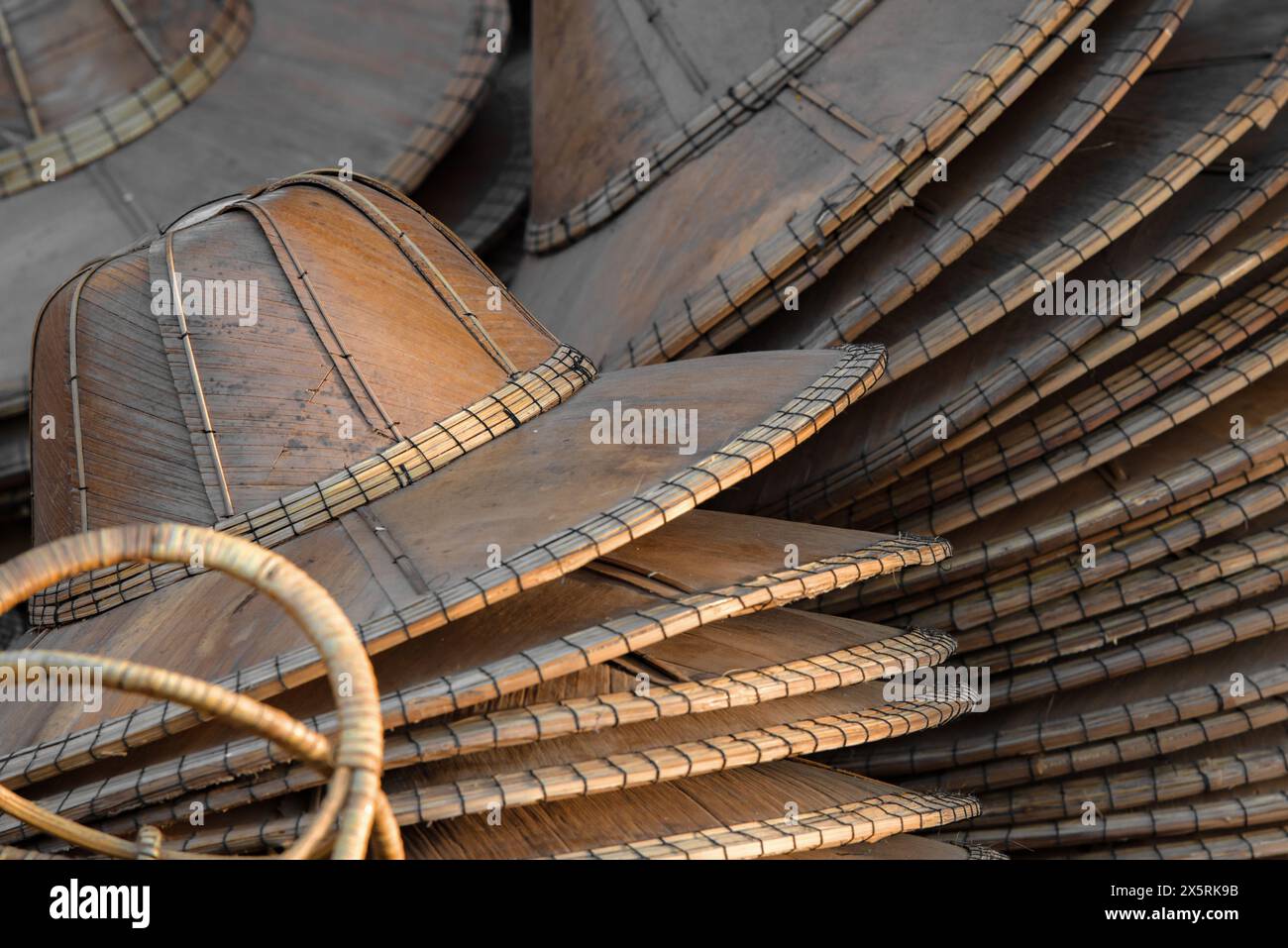 Vendita esterna di cappelli artigianali tradizionali asiatici Foto Stock