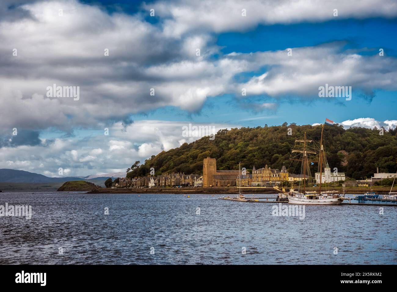 Oban Bay con Flying Dutchman e la cattedrale di San Columba Foto Stock