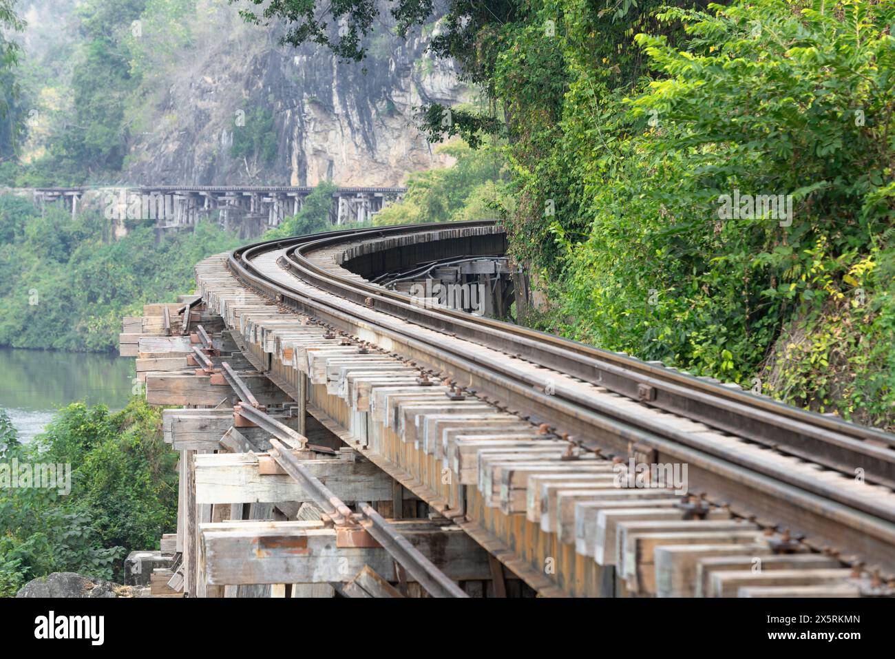 Vista panoramica del ponte della ferrovia della morte sul fiume Kwai noi presso la grotta di Krasae nella provincia di Kanchanaburi in Thailandia Foto Stock