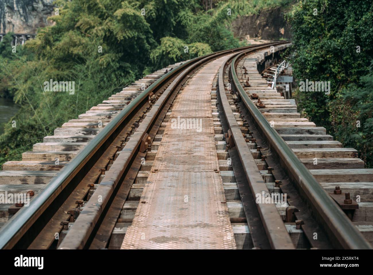 Vista panoramica del ponte della ferrovia della morte sul fiume Kwai noi presso la grotta di Krasae nella provincia di Kanchanaburi in Thailandia Foto Stock