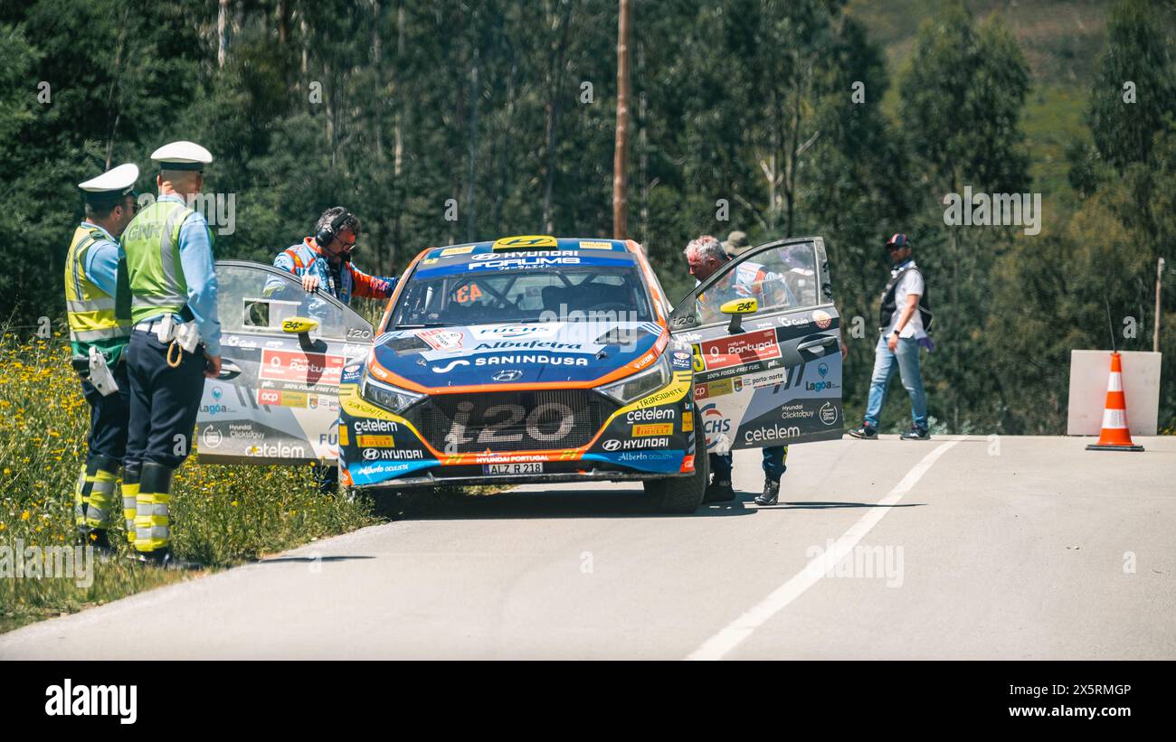 WRC2 Rally Portogallo - SS4 Góis - Ricardo Teodósio e José Teixeira - Hyundai i20 N Rally2 - pilota fuori dall'auto dopo sessione sul lato strada Foto Stock