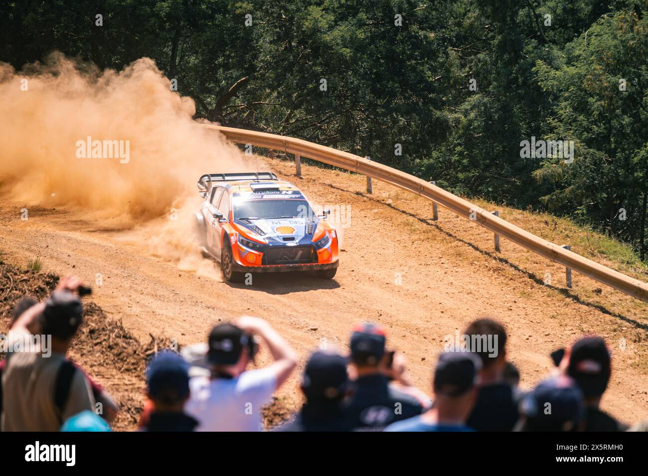 WRC Rally Portogallo - SS6 Lousã - Ott Tänak e Martin Järveoja - Hyundai i20 N Rally1 Hybrid - appassionati che scattano foto o registrano video Foto Stock