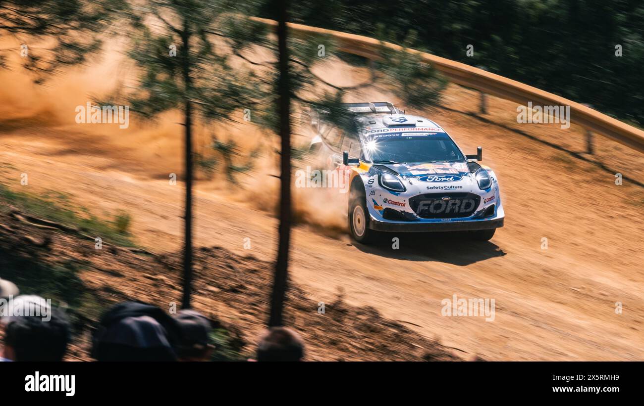 WRC Rally Portogallo - SS6 Lousã - Adrien Fourmaux e Alexandre Coria - Ford Puma Rally1 Hybrid - fan che scattano foto o registrano video Foto Stock