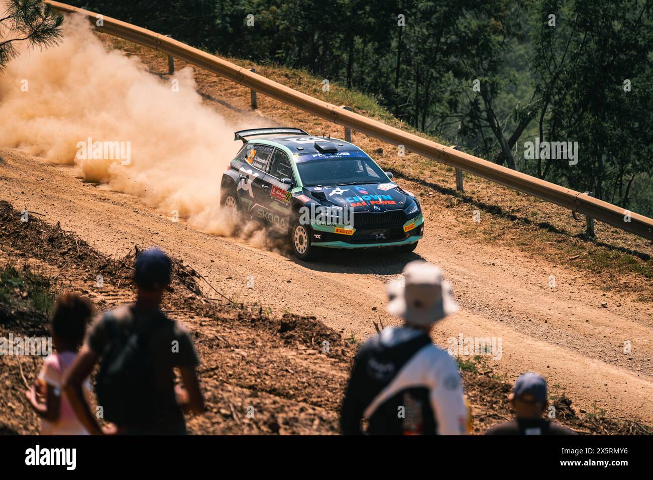 WRC2 Rally Portogallo - SS6 Lousã - Gus Greensmith e Jonas Andersson - Skoda Fabia RS Rally2 - tiro dritto con i tifosi Foto Stock