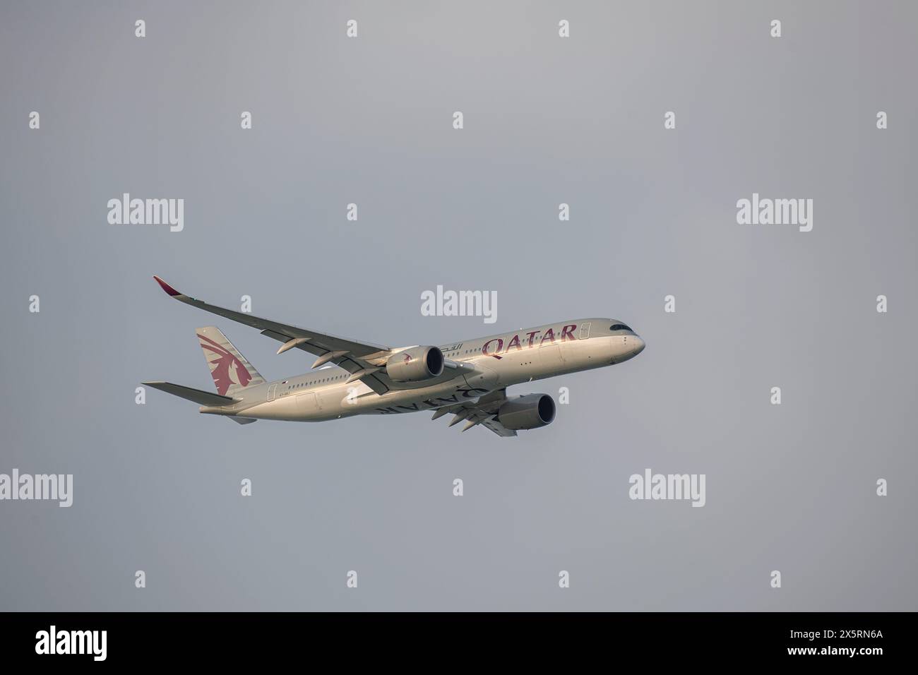 Qatar Airways Airbus A350-900 atterraggio all'aeroporto Hamad Doha Qatar Foto Stock