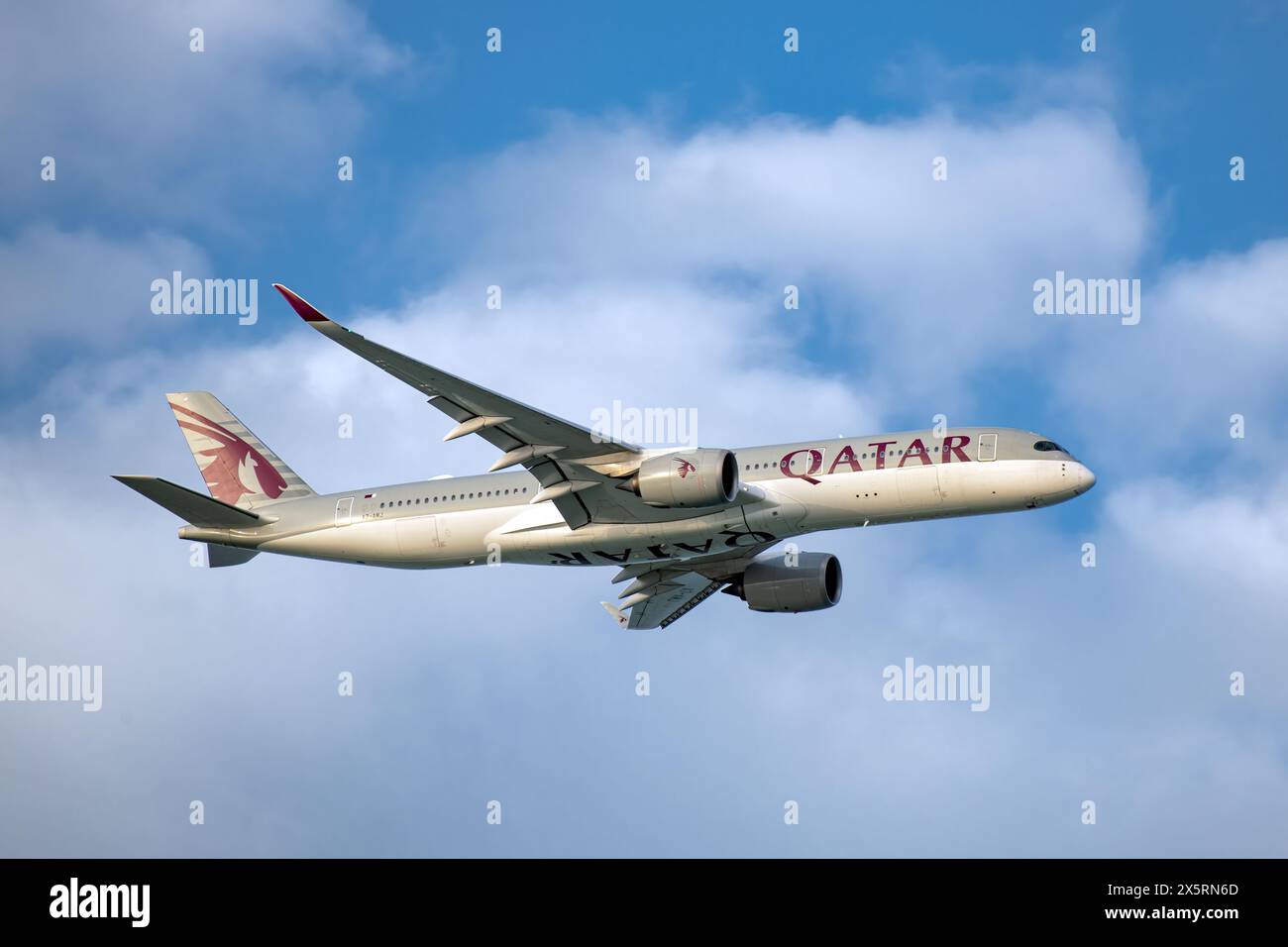Qatar Airways Airbus A350-900 atterraggio all'aeroporto Hamad Doha Qatar Foto Stock