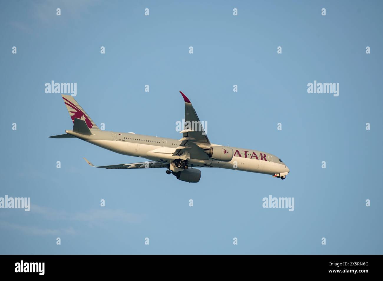 Qatar Airways Airbus A350-900 atterraggio all'aeroporto Hamad Doha Qatar Foto Stock