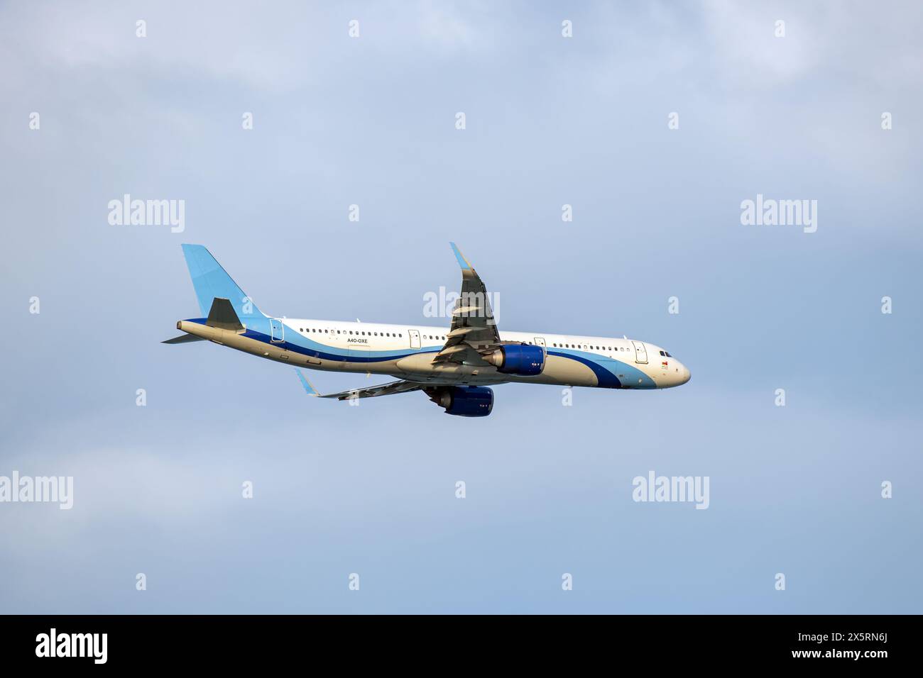 Salam Air Bus A321 aereo interjet A40-OXE contro il cielo blu Foto Stock