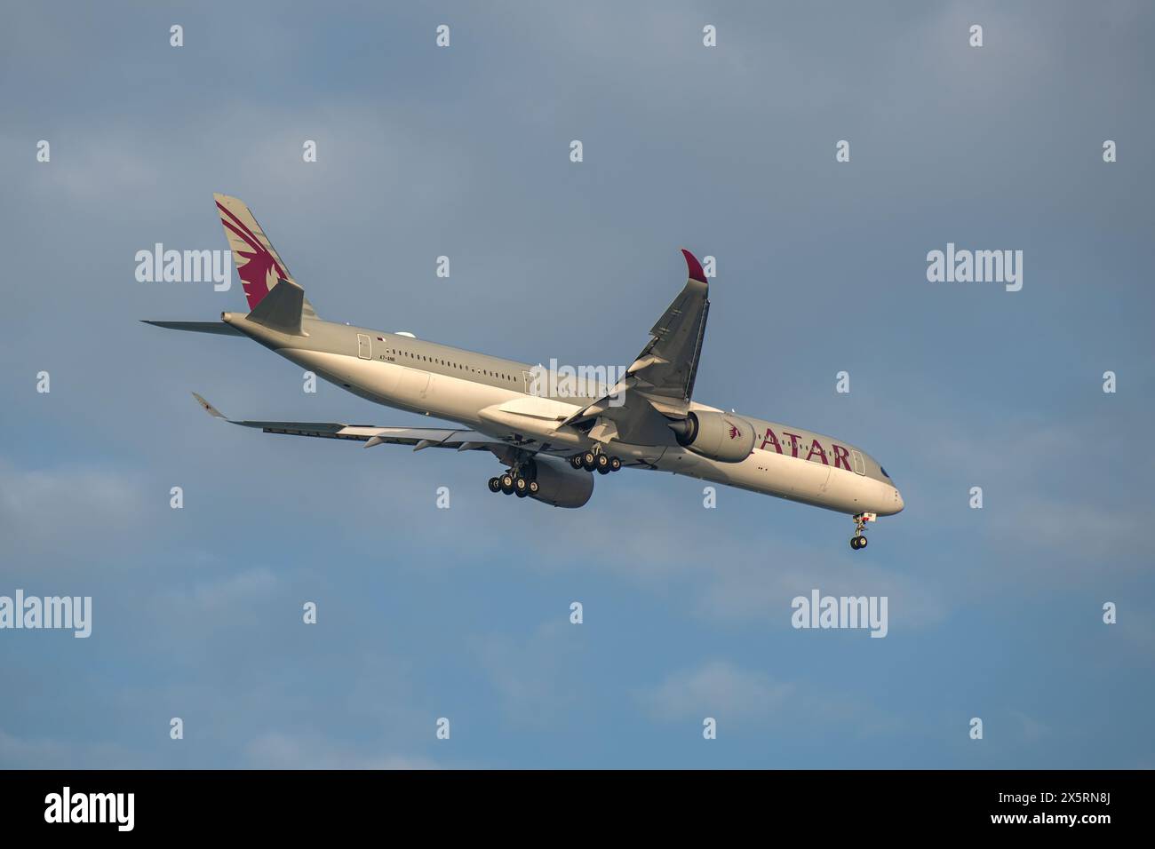 Doha, Qatar - 5 maggio 2024: Qatar Airways Airbus A350 atterra all'aeroporto di Doha Airbus A350 A7-ANR Foto Stock