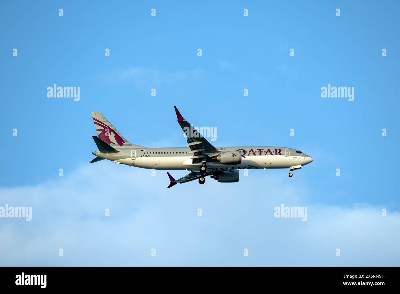 Doha, Qatar - 3 maggio 2024: Qatar Airways Boeing 737 Max 8 atterraggio all'aeroporto Hamad Foto Stock