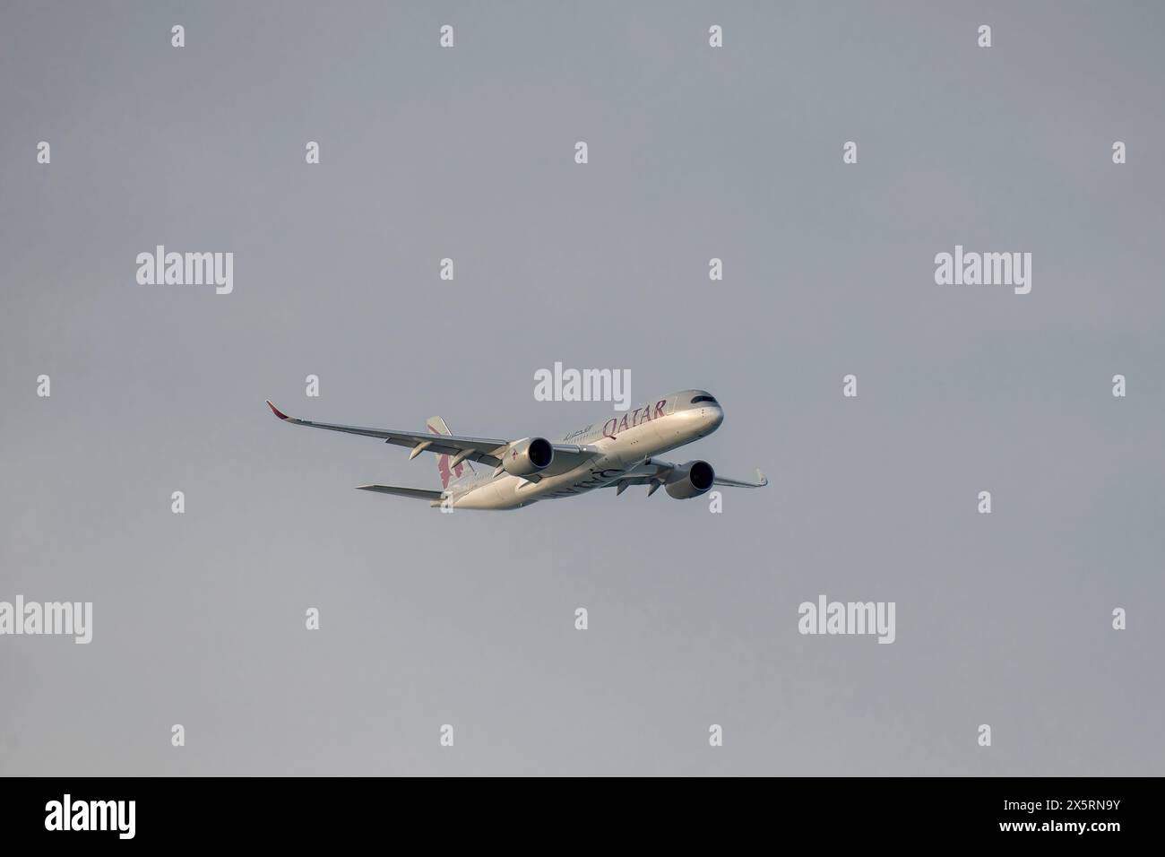 Doha, Qatar - 5 maggio 2024: Qatar Airways Airbus A350-900 atterraggio all'aeroporto Hamad Doha Qatar Foto Stock