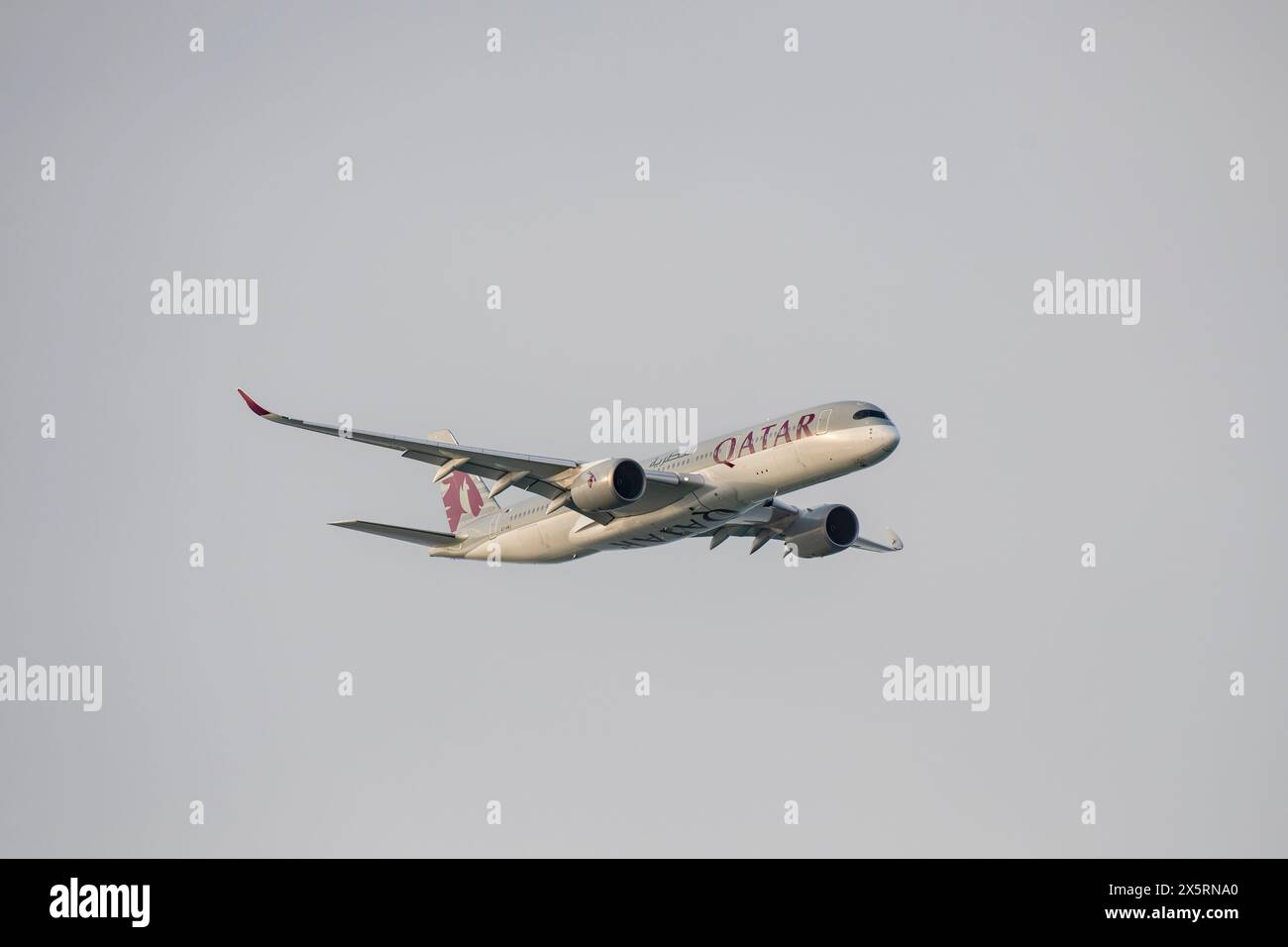 Doha, Qatar - 5 maggio 2024: Qatar Airways Airbus A350-900 atterraggio all'aeroporto Hamad Doha Qatar Foto Stock