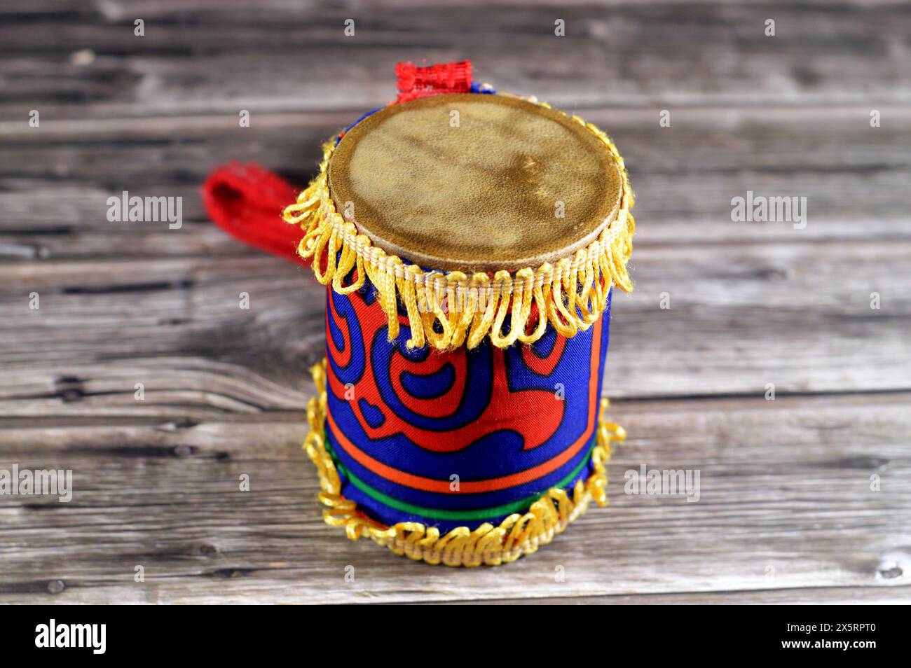 Una decorazione Ramadan di un tamburo Mesaharaty ricoperto di tessuto Kheyamiya, Mesaharati è il batterista tradizionale del Ramadan prima dell'alba, risveglia le persone a mangiare Foto Stock