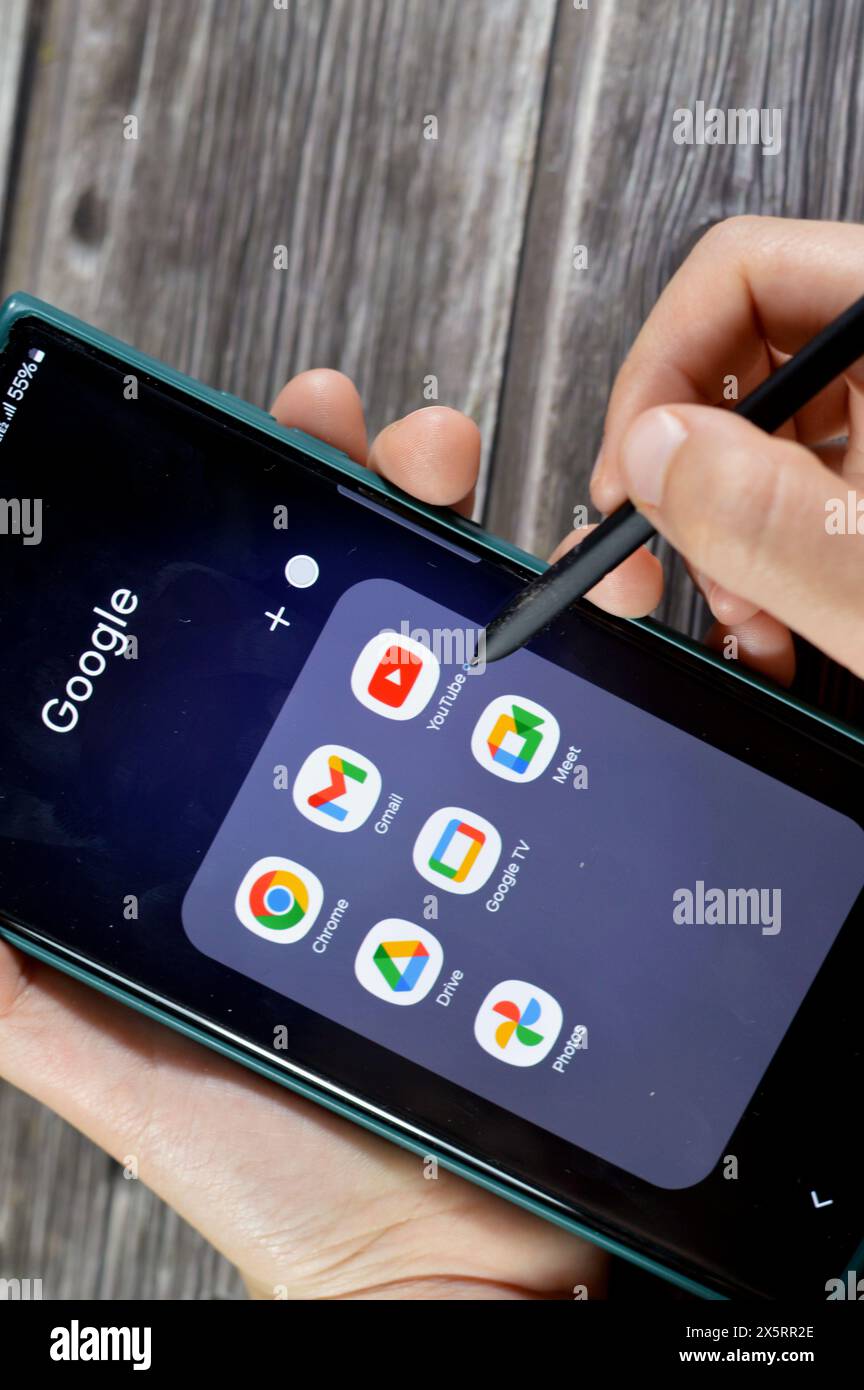 Cairo, Egitto, 1° aprile 2024: Applicazioni Google su smartphone mobile Samsung, Gmail, Chrome, google, drive, YouTube, Maps, Gallery, Meet e Google Foto Stock
