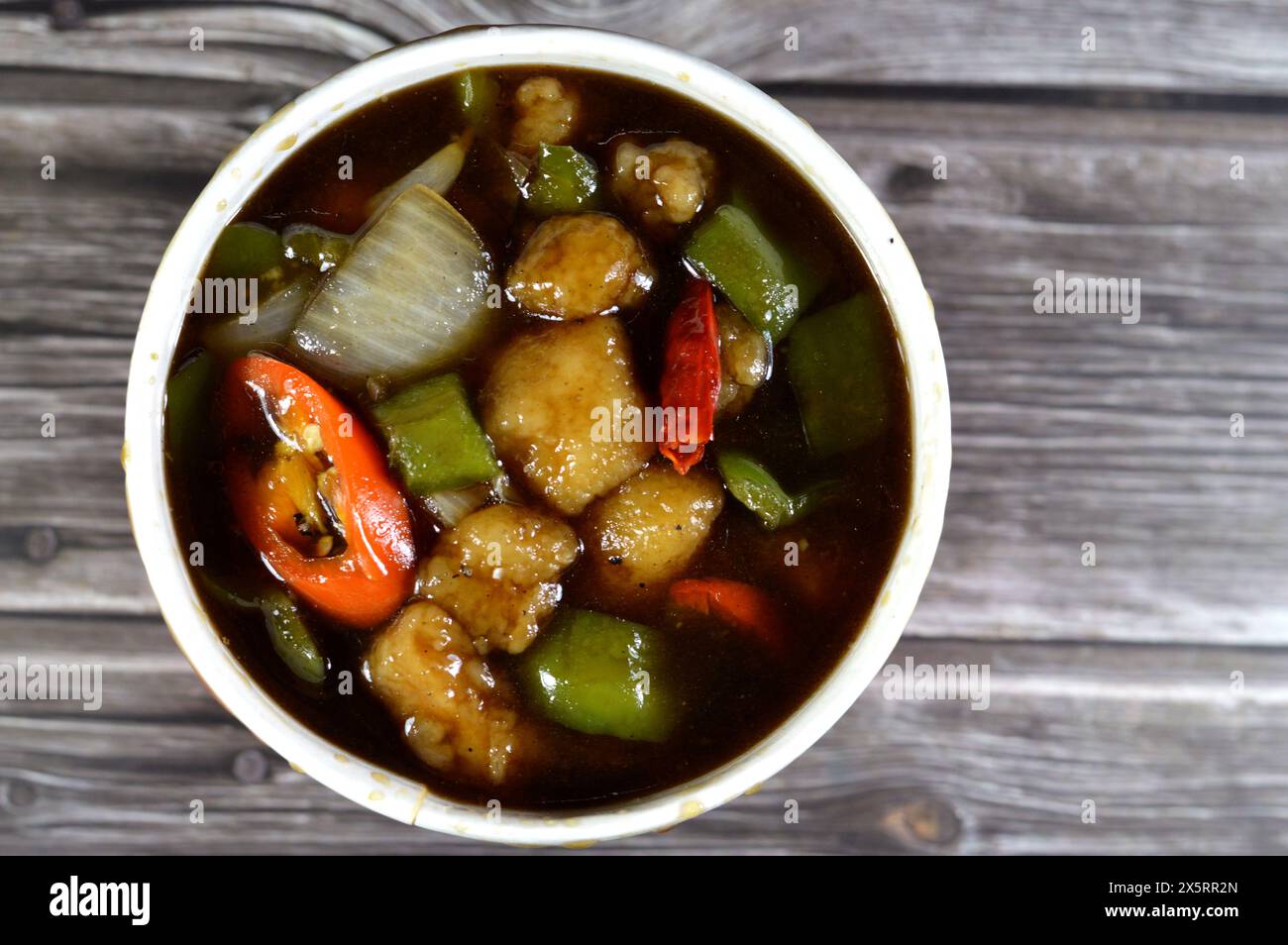 Cibo cinese, tradizionale cucina cinese a base di pollo grigliato con salsa di soia, peperoni e peperoncino, cipolle e spezie, di solito Foto Stock