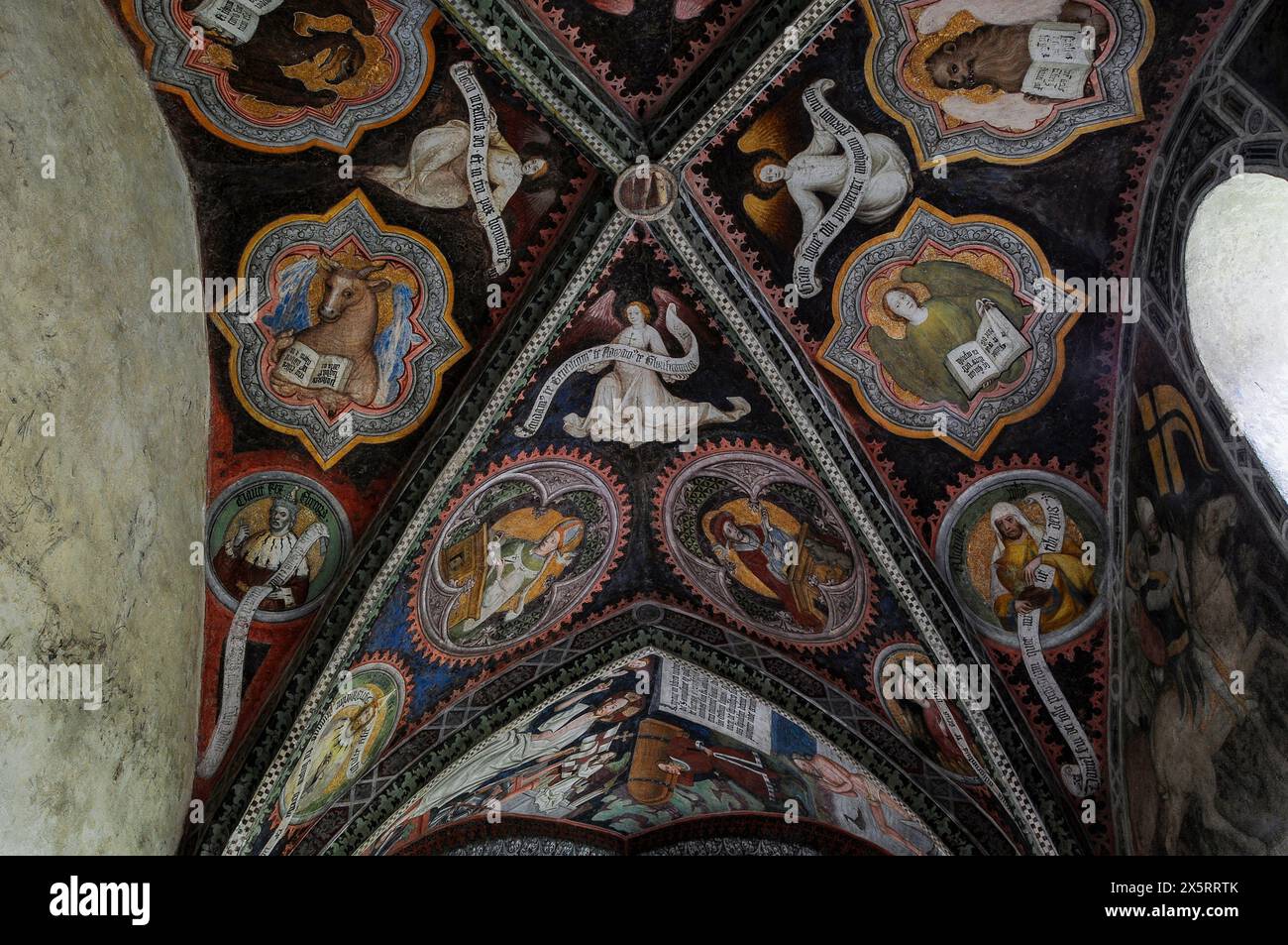 Angeli, re, parrocchiani e simboli dei quattro evangelisti: Toro alato o bue di San Luca in alto a sinistra e leone alato di San Marco in alto a destra. Affreschi tardogotici dipinti su volta a costine nel chiostro medievale accanto al Duomo di Bressanone (Cattedrale di Santa Maria Assunta) a Bressanone-Bressanone, alto Adige, Trentino-alto Adige, Italia. Foto Stock