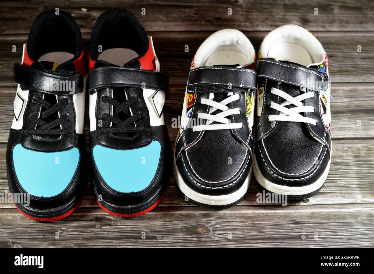 Scarpe colorate unisex per bambini, una scarpa è un articolo di calzature destinato a proteggere e a comfort il piede umano, le scarpe forniscono protezione, ha diversi d Foto Stock