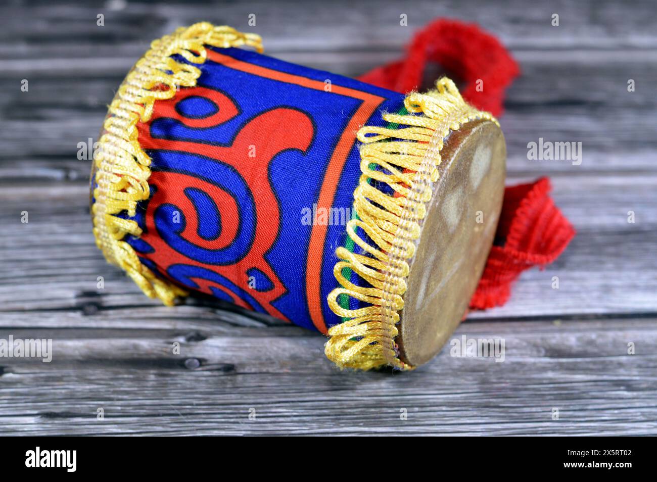 Una decorazione Ramadan di un tamburo Mesaharaty ricoperto di tessuto Kheyamiya, Mesaharati è il batterista tradizionale del Ramadan prima dell'alba, risveglia le persone a mangiare Foto Stock