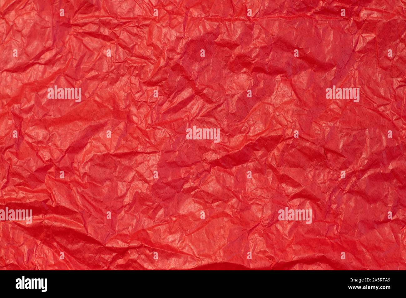 Sfondo di carta arricciata costituito da un foglio rosso sangue di carta da imballaggio vista dall'alto Foto Stock