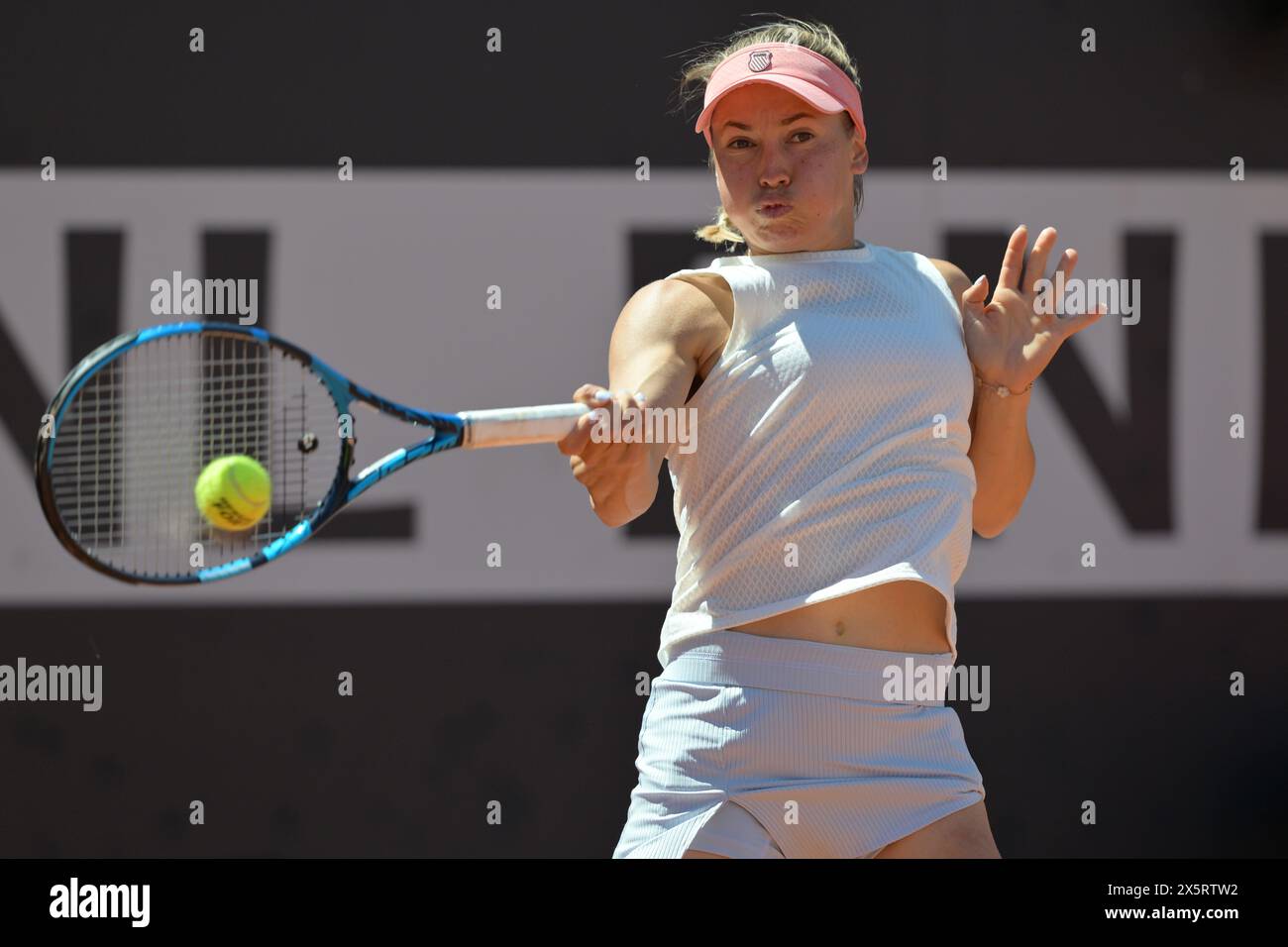 Roma, Italia. 11 maggio 2024. Yulia Putintseva (KAZ)IgA Swiatek (POL) durante il suo match contro IgA Swiatek (POL) al torneo di tennis Open Italiano a Roma, giovedì 11 maggio 2024. (Alfredo Falcone/LaPresse) crediti: LaPresse/Alamy Live News Foto Stock