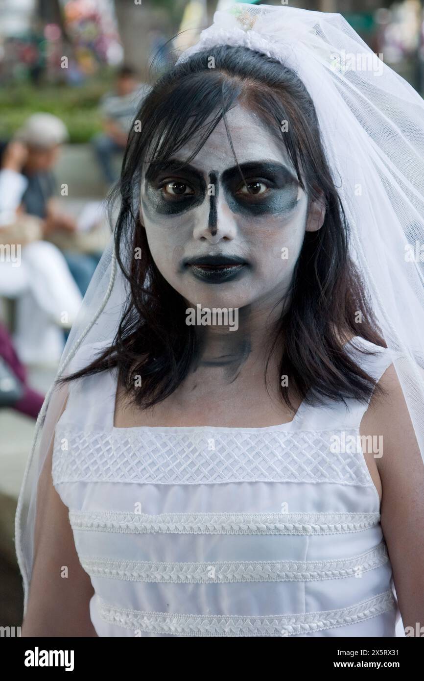 Oaxaca, Messico. Il giorno dei morti. Questa ragazza è in costume di un "Angelito", un piccolo Angelo, che simboleggia i bambini che muoiono prima della prima Comunione. Foto Stock