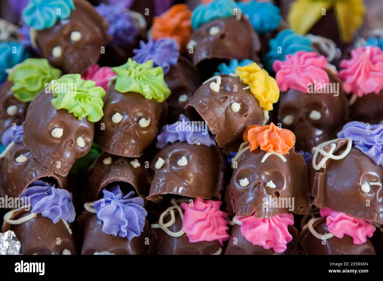 Oaxaca, Messico, Nord America. Teschi di caramelle al cioccolato (dolci) per le celebrazioni Day of the Dead. Foto Stock