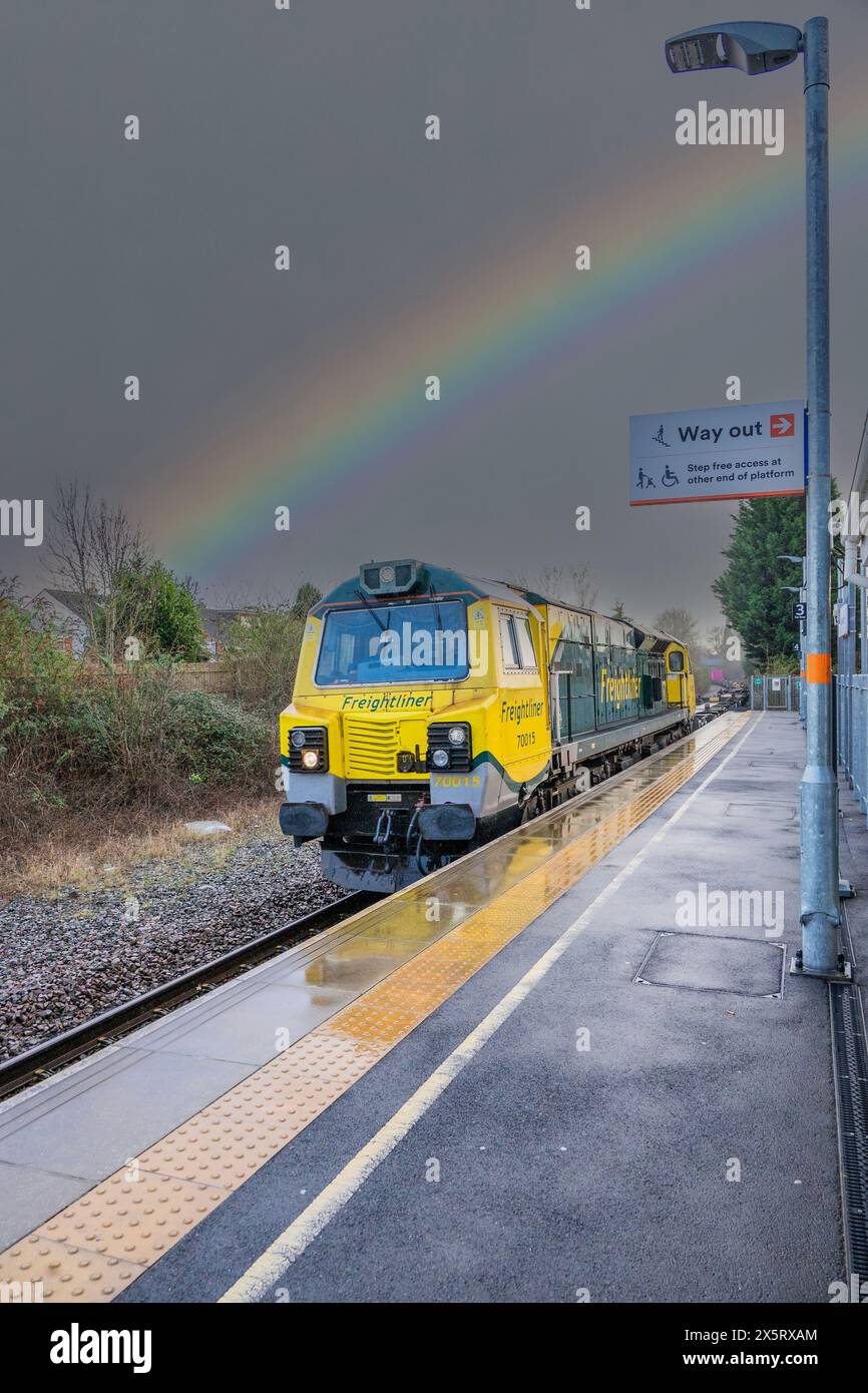 treno merci treno merci treno merci rete ferroviaria britannica west midlands inghilterra regno unito Foto Stock