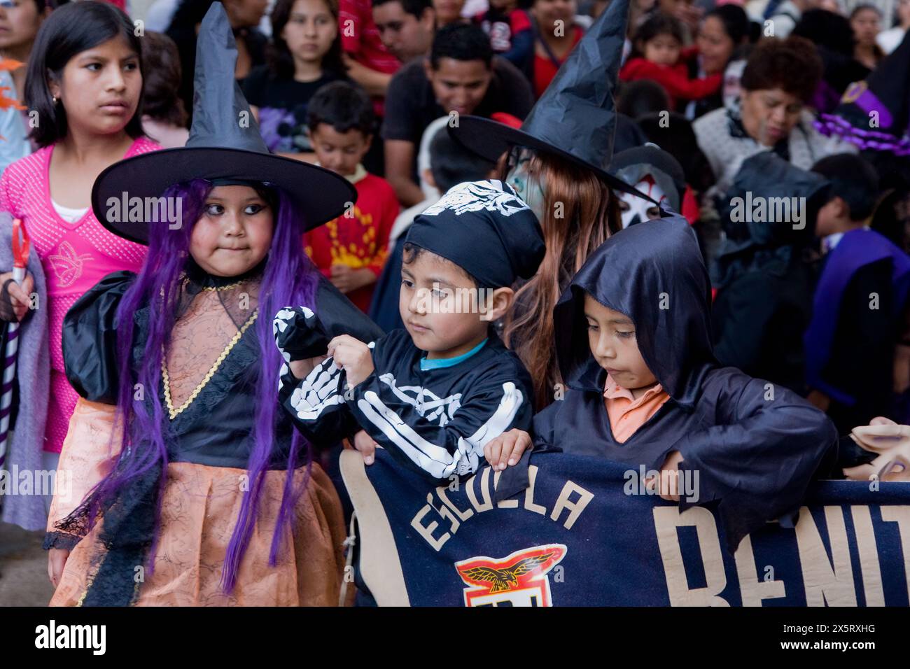 Oaxaca, Messico, Nord America. Il giorno delle celebrazioni dei morti. Parata dei bambini, processione, comparsa, in memoria dei morti. Foto Stock