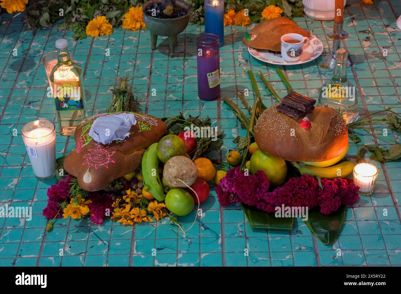 Matatlan, Oaxaca; Messico; Nord America. Il giorno della celebrazione dei morti. Offerte di fronte all'altare della famiglia. Pane dei morti (pan de muertos). Foto Stock