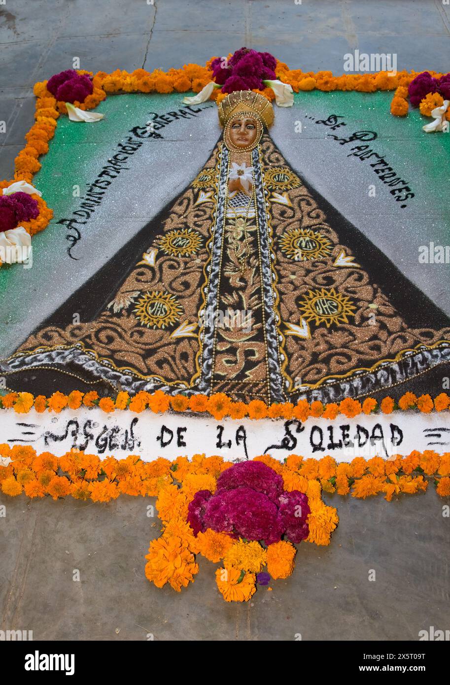 Oaxaca, Messico, Nord America. Il giorno delle celebrazioni dei morti. Pittura di sabbia che rappresenta "l'Angelo della solitudine", il cimitero di San Miguel. Foto Stock