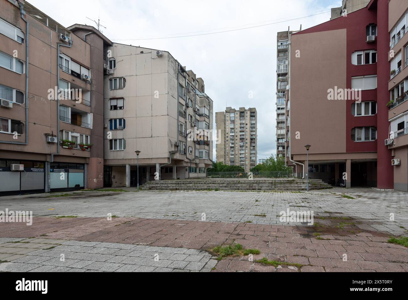 Vecchio stile brutalista architettura residenziale dell'ex Jugoslavia, sul lato occidentale di Belgrado. maggio 2024. Foto Stock