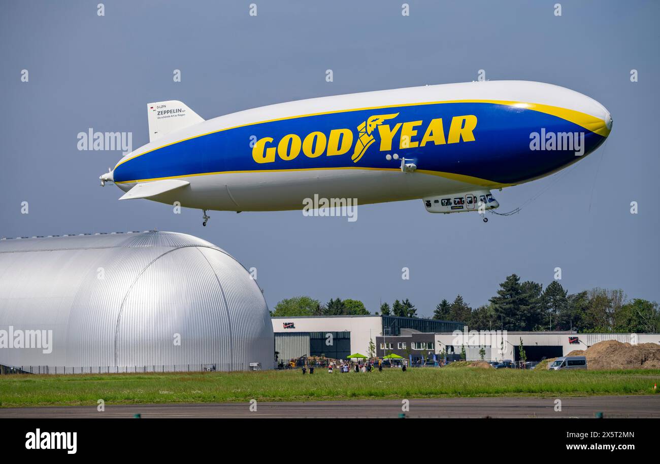 Lo Zeppelin NT, di recente stazionata presso l'aeroporto di Essen/Mülheim, effettua voli turistici sull'area del Reno-Ruhr, partendo dall'hangar del dirigibile di Foto Stock