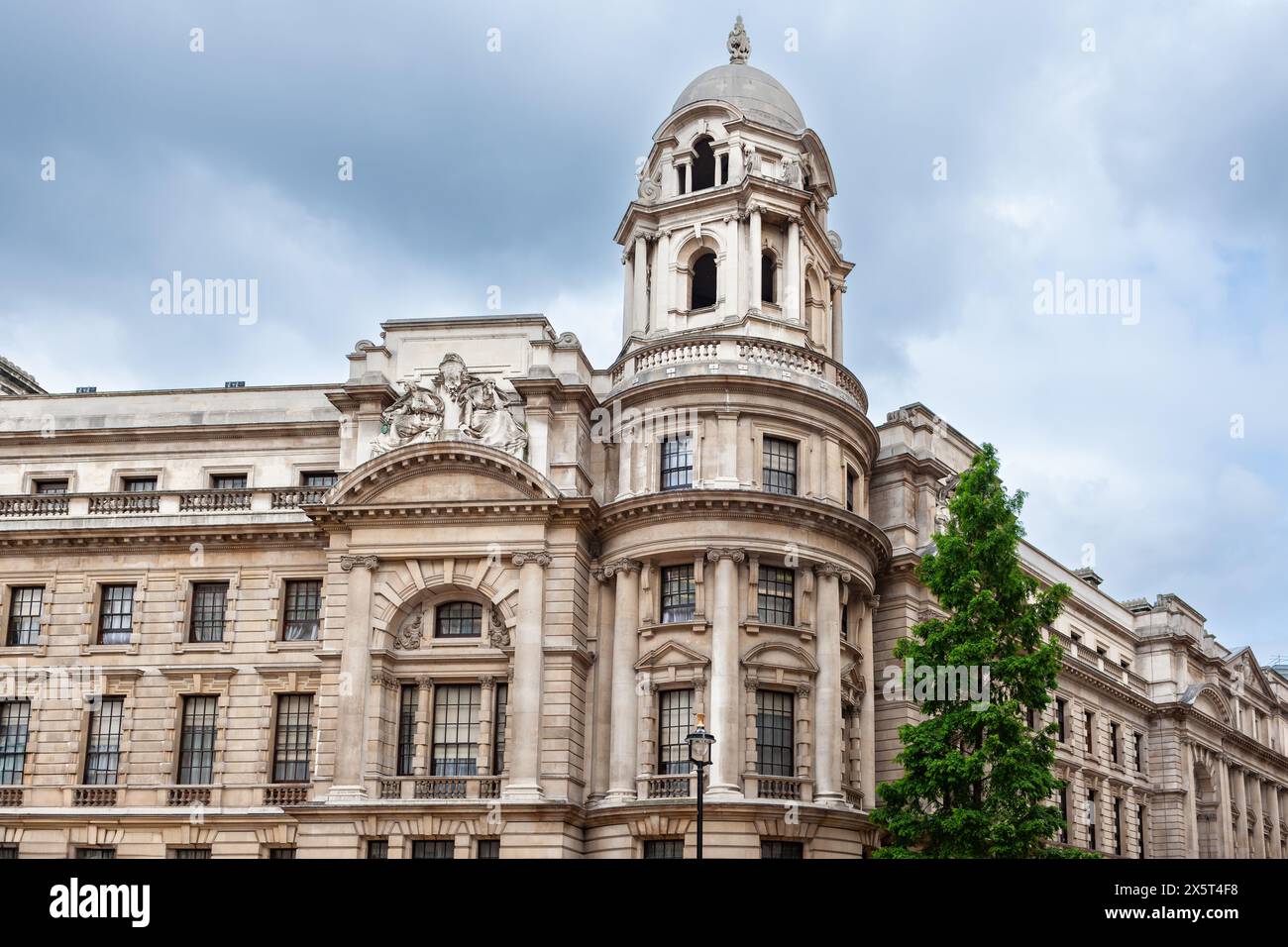 Londra, Regno Unito - 30 giugno 2010: Old War Office Building. Ex edificio per uffici a Whitehall utilizzato da Winston Churchill come quartier generale. Foto Stock